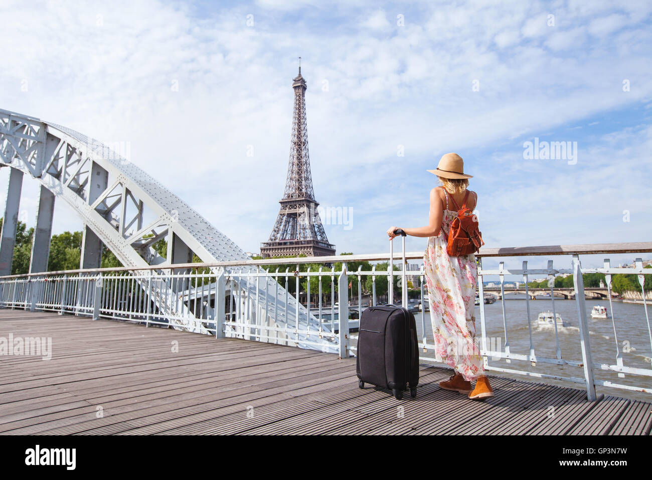 Reisen Sie nach Paris, Europa-Tour, Frau mit Koffer in der Nähe von Eiffelturm, Frankreich Stockfoto