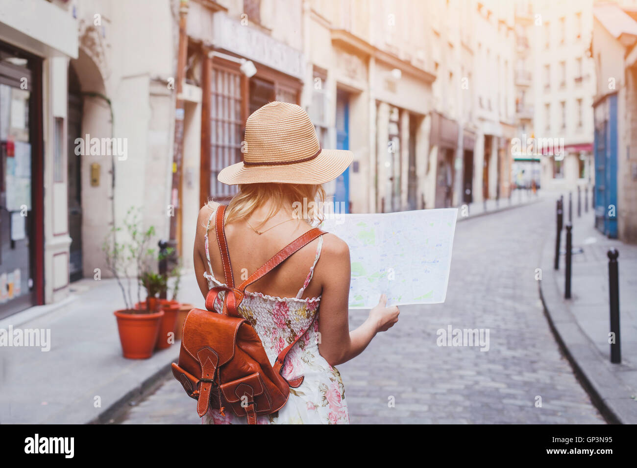 Reiseführer, Tourismus in Europa, Frau Tourist mit Karte auf der Straße Stockfoto