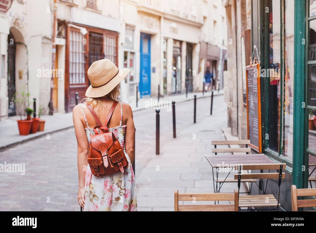 Frau Tourist auf der Straße, Sommer Mode-Stil, Reisen nach Europa Stockfoto