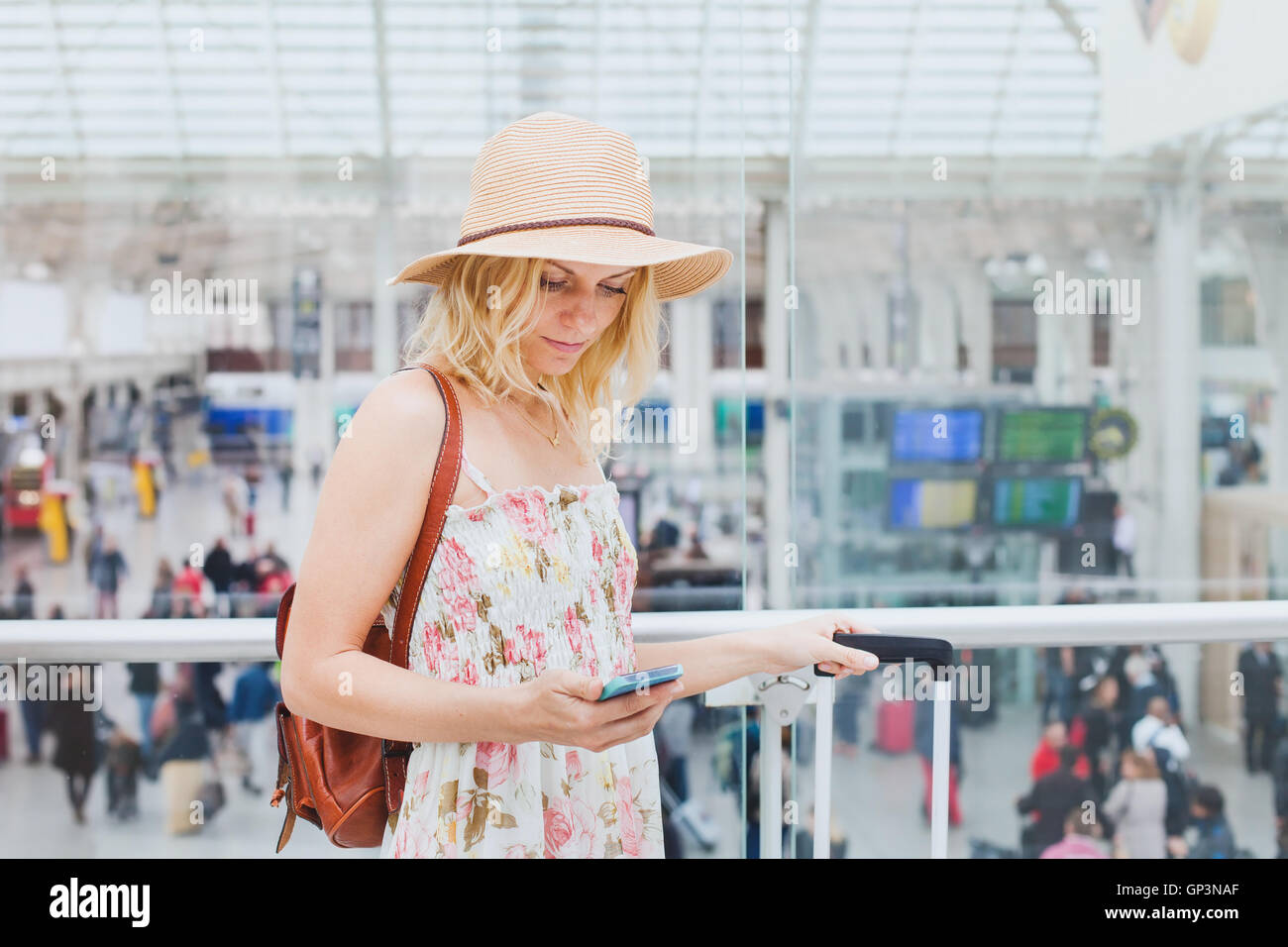 Frau im Flughafen Check-Handy, Smartphone-app für Reisende Stockfoto