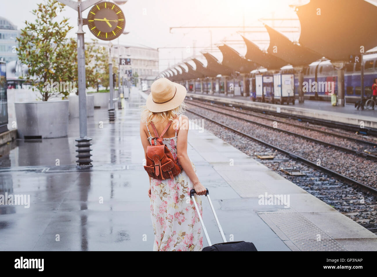 Reisen Sie mit dem Zug, Frau mit Gepäck warten auf Plattform des Bahnhofs Stockfoto