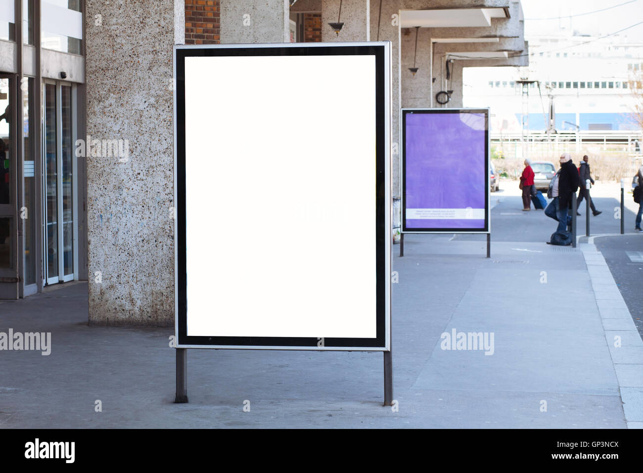 abstrakte Plakatwand auf der Straße mit weißen leeren Bildschirm mit Platz für text Stockfoto