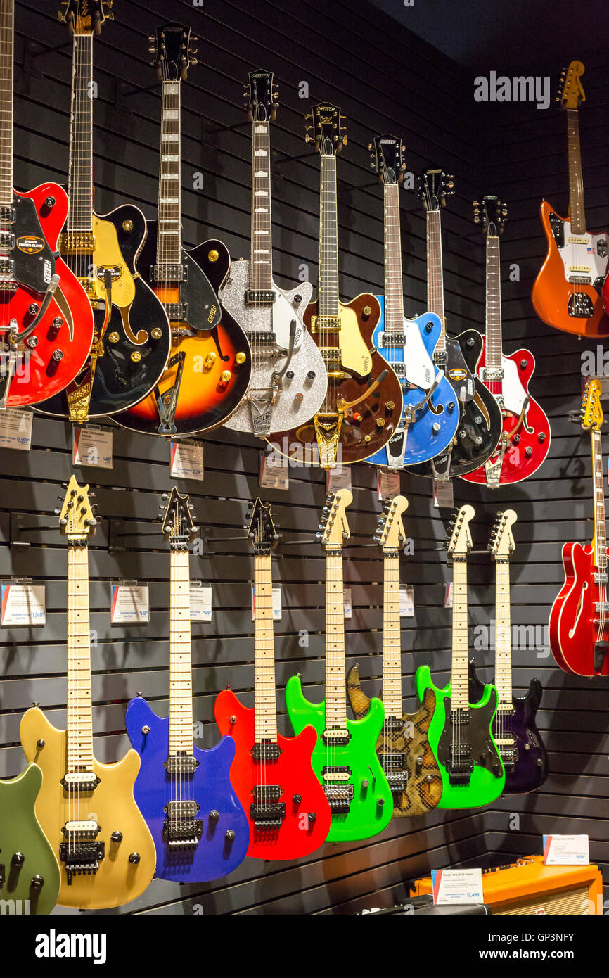Fort Wayne, Indiana - e-Gitarren auf dem Display an der Sweetwater Music Instruments & Pro Audio-Store. Stockfoto