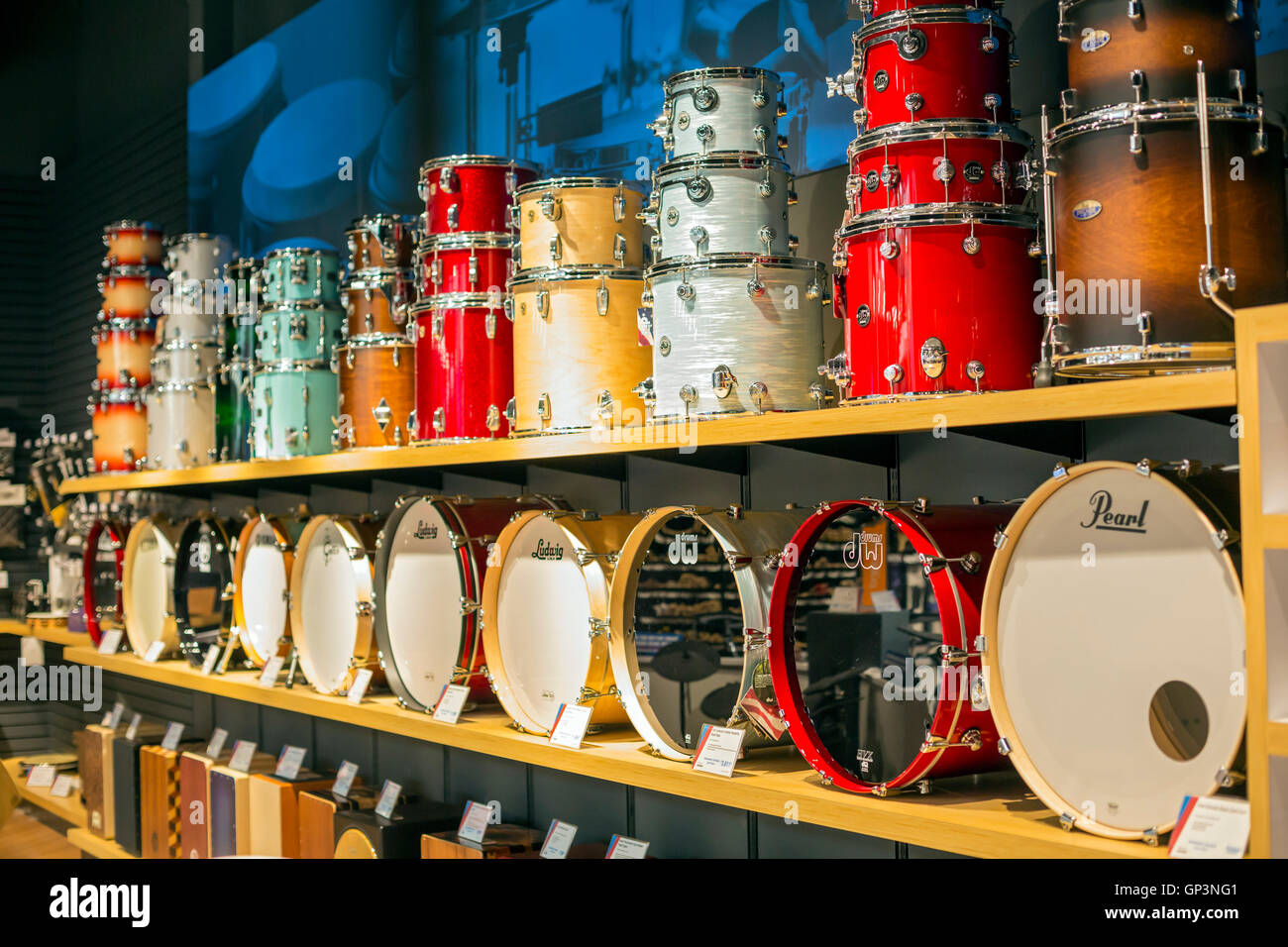 Fort Wayne, Indiana - Trommeln auf dem Display an der Sweetwater Music Instruments & Pro Audio-Store. Stockfoto