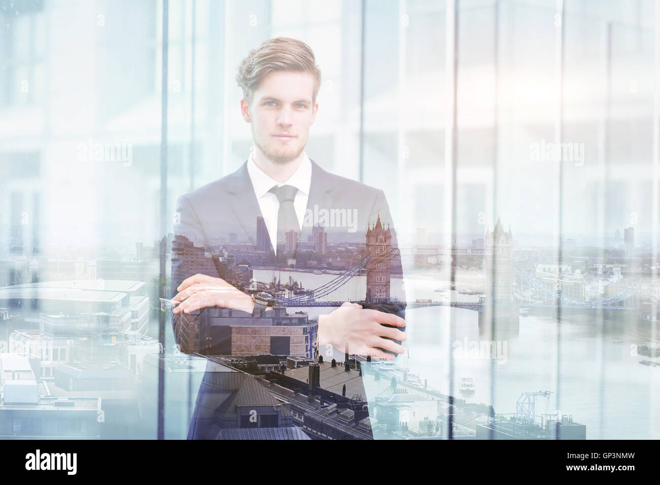 Doppelbelichtung Porträt junger erfolgreicher Geschäftsmann und Stadtbild Skyline von London Stockfoto