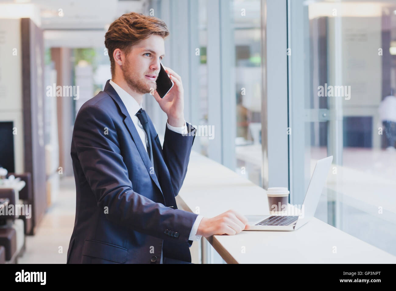 Geschäftsmann am Telefon, Geschäftsreisen, Flughafen Stockfoto