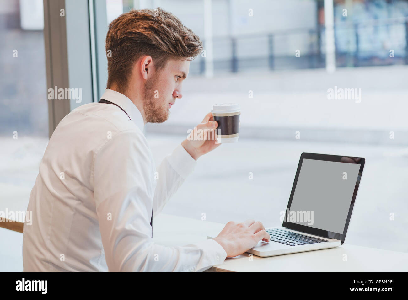 Geschäftsmann, arbeiten mit Laptop-computer Stockfoto