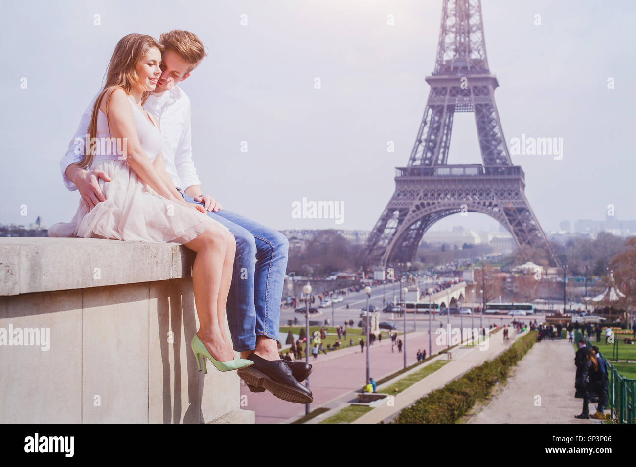 romantische Liebe, zärtlich paar sitzt in der Nähe von Eiffelturm in Paris, Flitterwochen in Europa Stockfoto