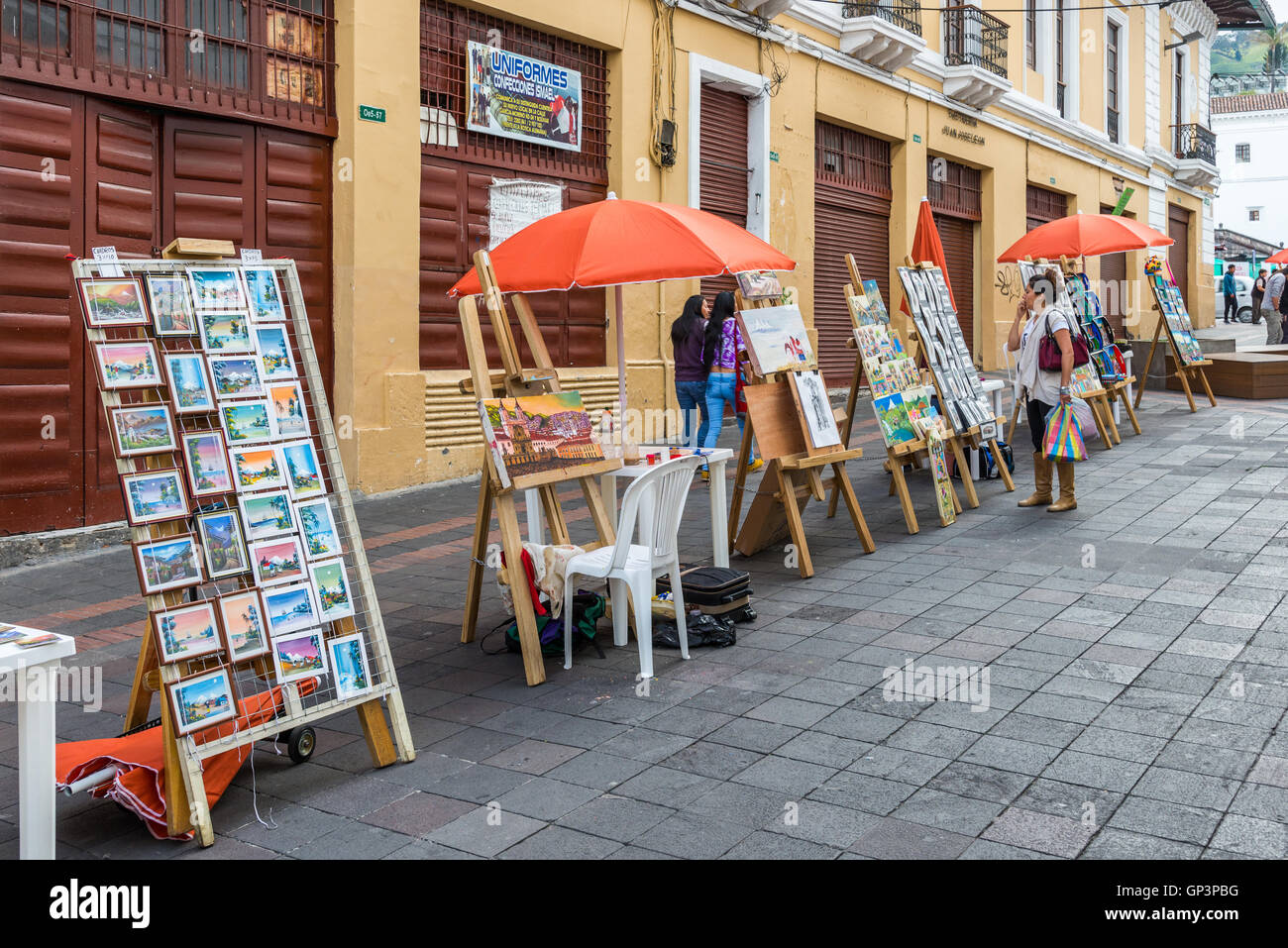 Handgemalte Kunstwerke und Postkarten zum Verkauf als Andenken auf der Straße der Altstadt Quito, Ecuador. Stockfoto