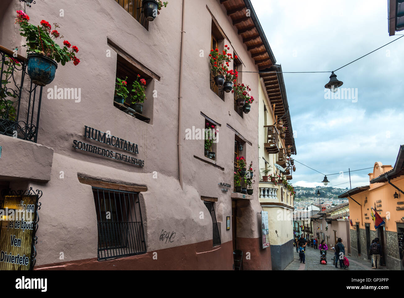 Gasse mit spanischen Stil Häuser in der historischen Altstadt Quito, Ecuador. Stockfoto