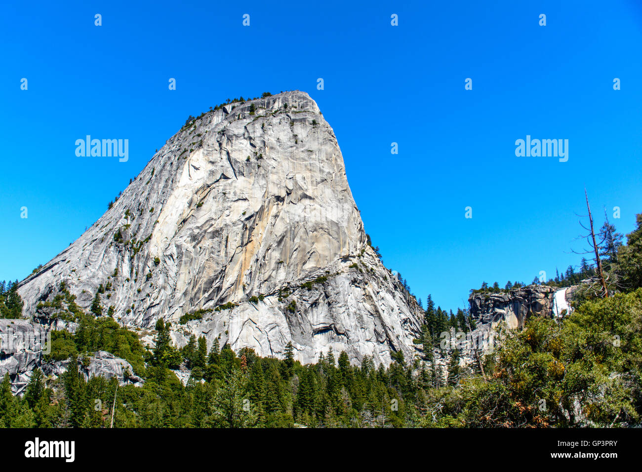 Ich bin froh, dieses erstaunliche Schuss den erstaunlichen Yosemite National Park zu nehmen. Großer Stein Berg ist das Symbol des Yosemite. Stockfoto