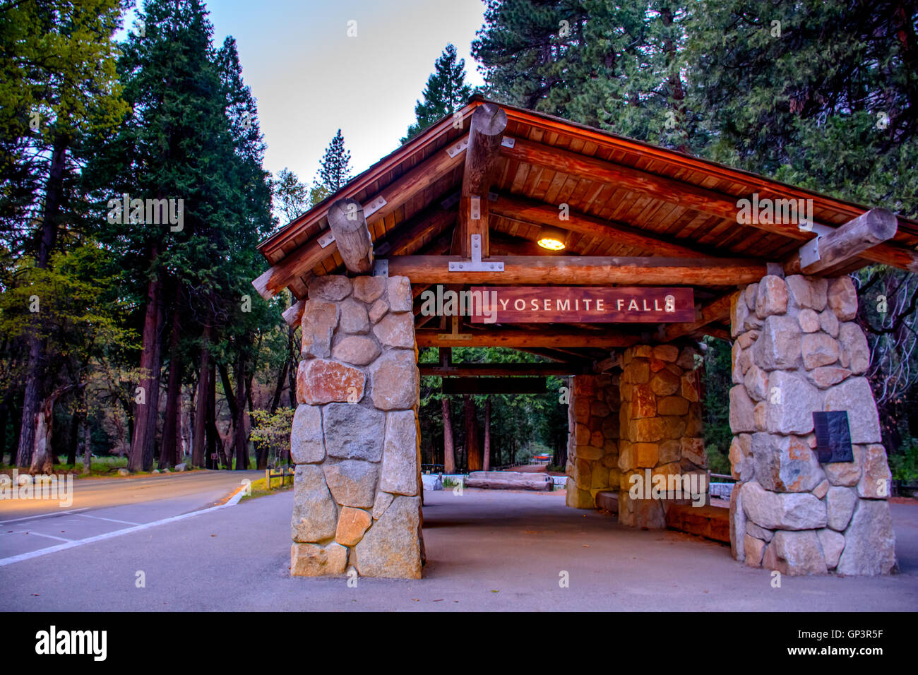 Ich habe dieses Foto von Yosemite Falls Station bei Sonnenuntergang. Die Himmel-Farben sind erstaunlich. Autos leuchten die Straße überqueren. Ich benutze lange ex Stockfoto