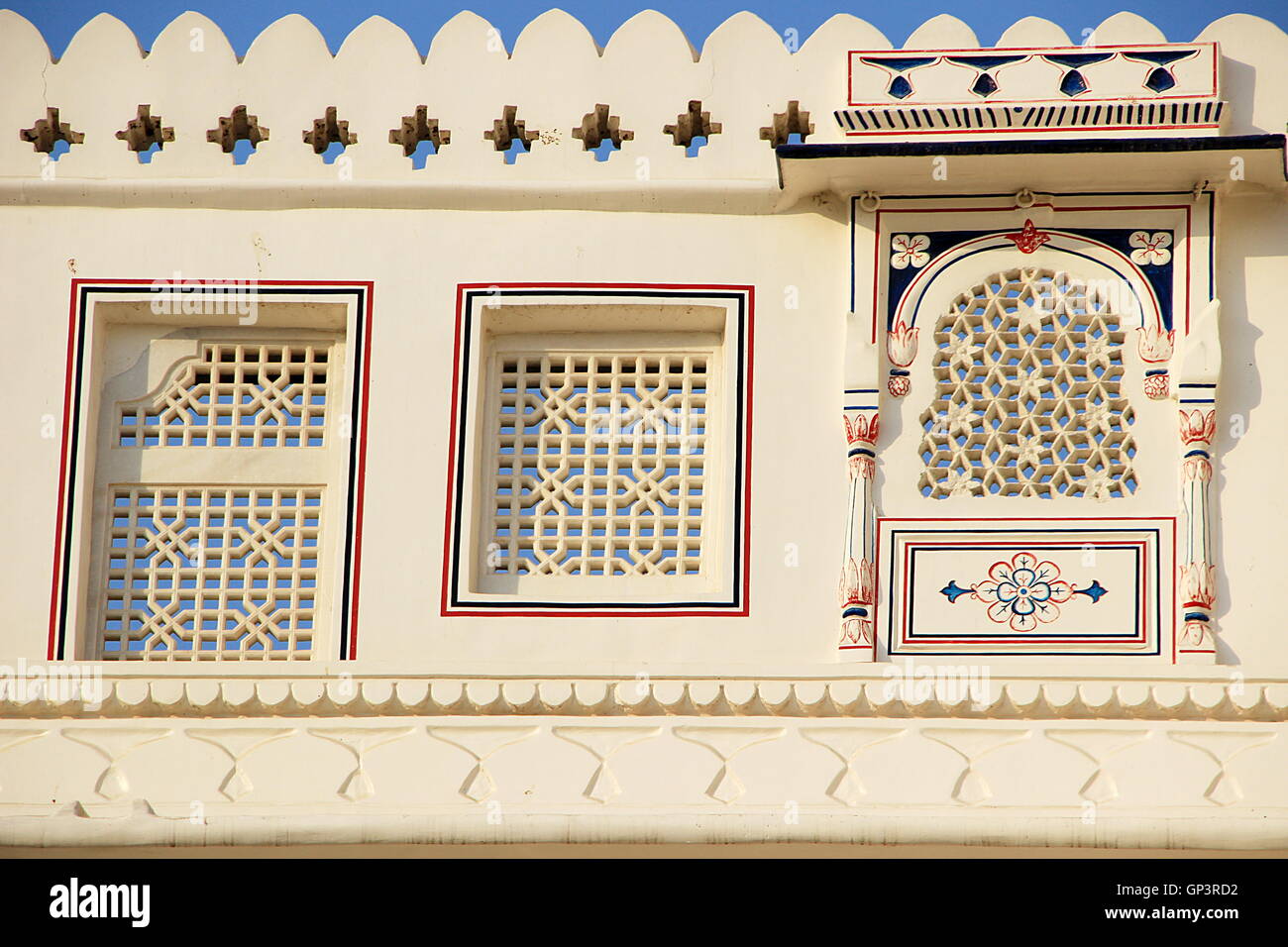 Sicht von Windows mit geometrisch geformt Ausschnitte an Wand des Junagarh Fort, Bikaner, Rajasthan, Indien, Asien Stockfoto