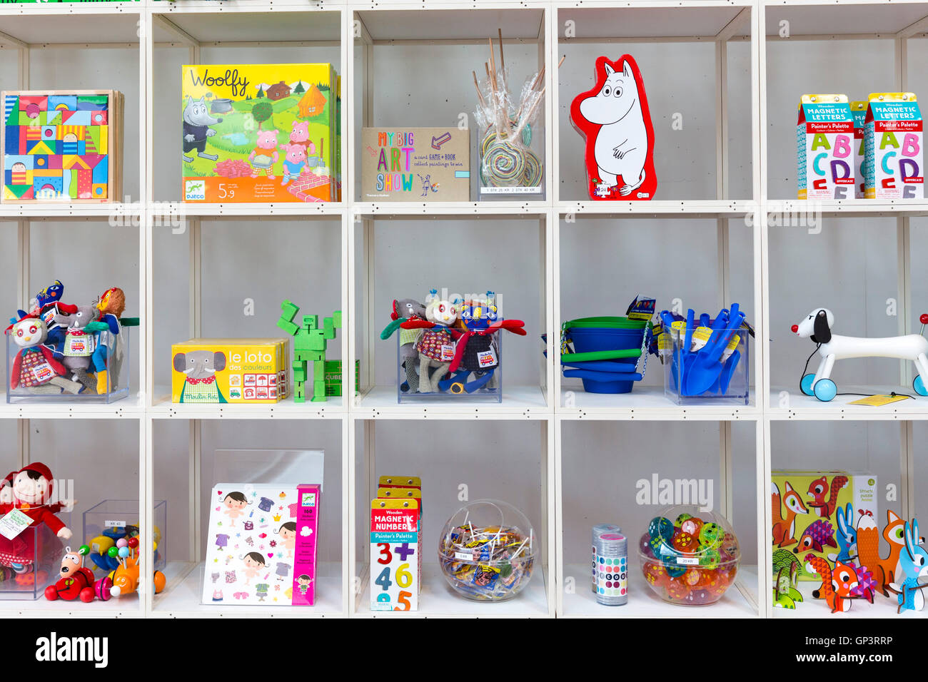 Kinder Spielzeug Souvenirs und Mumin von Tove Jansson Charaktere im Shop, Arken Museum of Modern Art Denmark Stockfoto