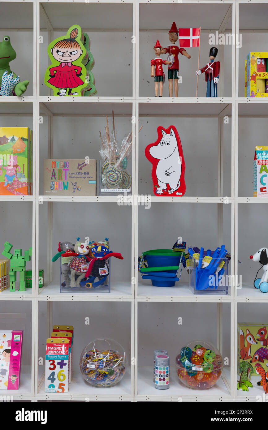 Spielzeug helle farbige Kinder Souvenirs und moomin Tove Jansson, Zeichen, die im Shop, Das Arken Museum für Moderne Kunst in Dänemark Stockfoto