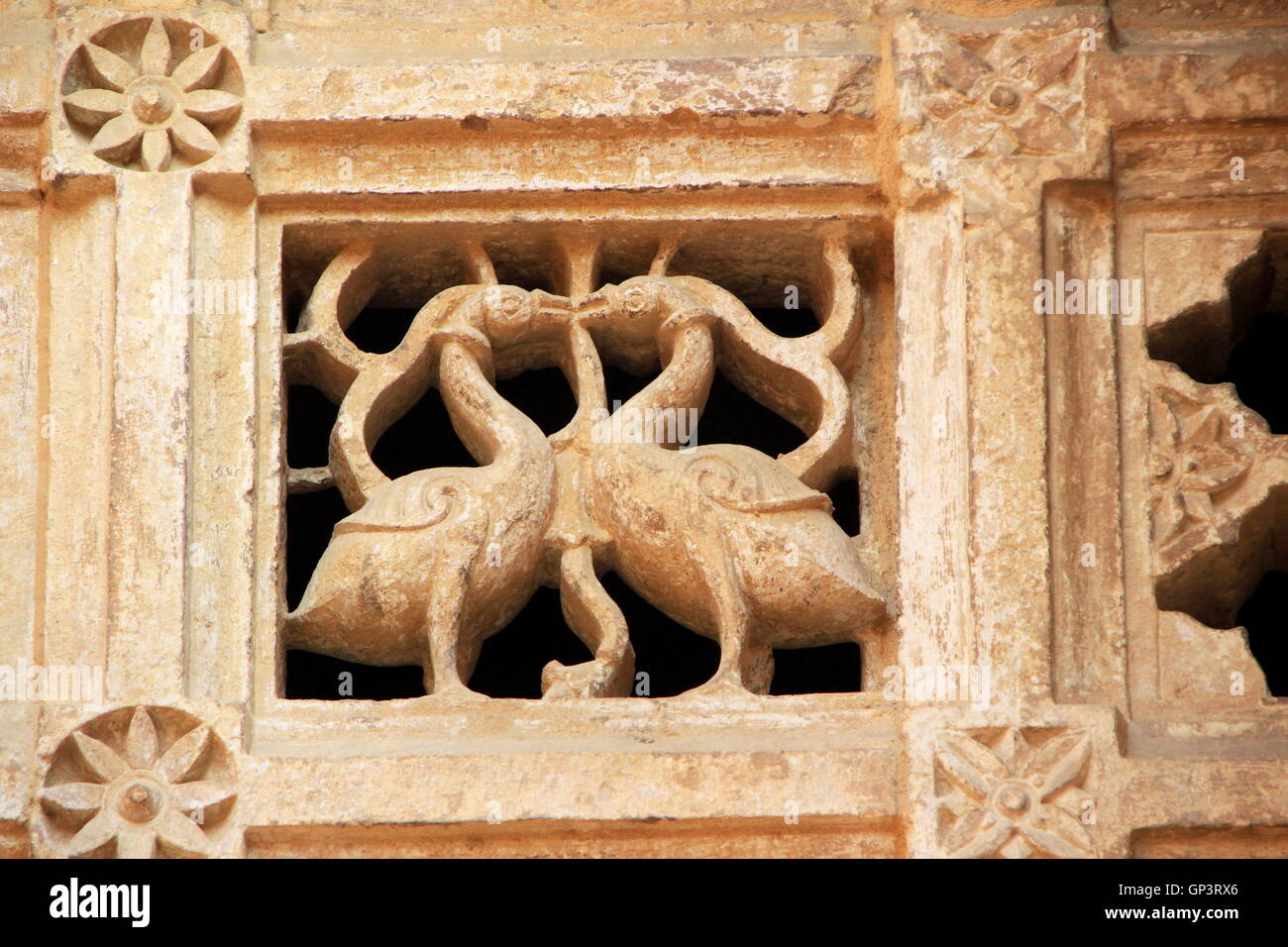 Steinerne Ventilator mit geätzten in Twin Enten an Jain-Tempel, Jaisalmer Fort, Jaisalmer, Rajasthan, Indien, Asien Stockfoto