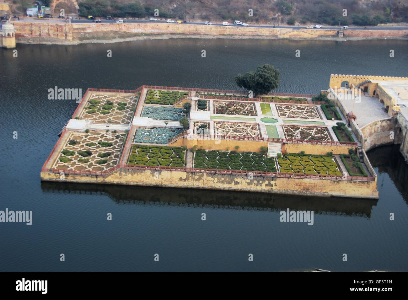 Safran-Garten oder Kesar Kyaari - gesehen von Amber Fort, Jaipur, Indien, Asien - befindet sich ein schöner Garten am Maota See. Mit einem Brunne Stockfoto