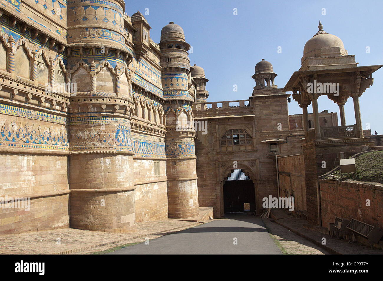 Massive metallische Gate mit öffnen Sie manuelle Eingabe in Gwalior Fort, Gwalior, Madhya Pradesh, Indien, Asien Stockfoto