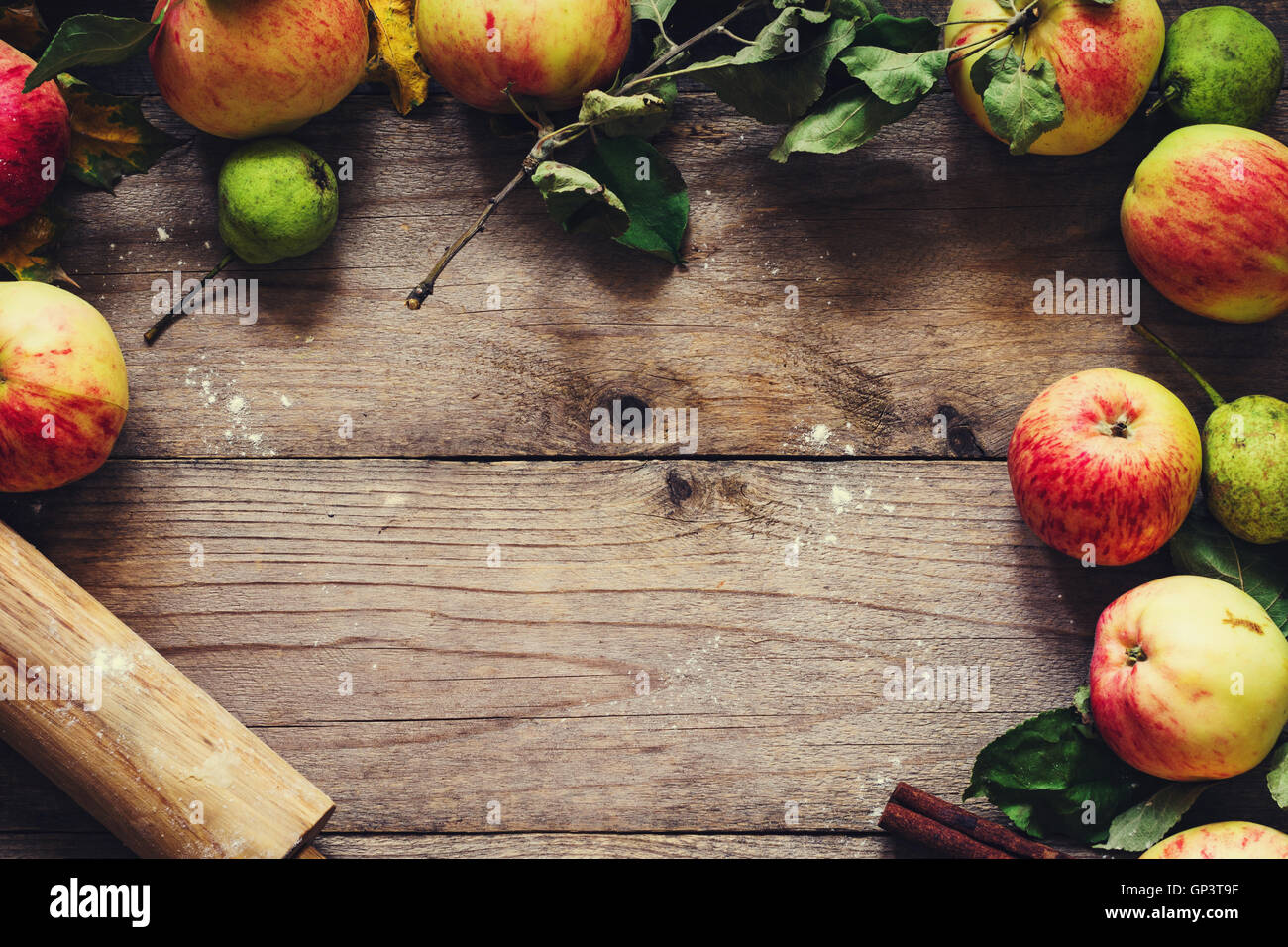 Herbst Hintergrund: Grenze von Äpfeln, Birnen und Walnüsse auf alten Holztisch. Herbst, Erntedankfest und Backen Konzept. Stockfoto