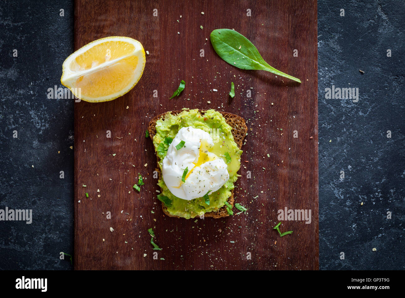 Pochiertes Ei und zerdrückte Avocado auf Roggen Toast, Ansicht von oben. Gesunde Ernährung Stockfoto