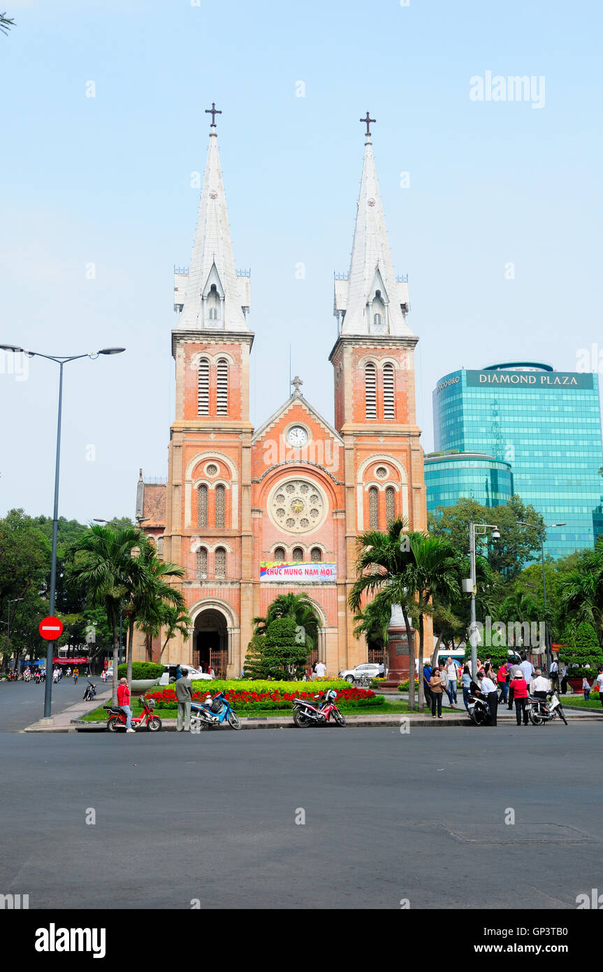 19. Februar 2015.  Vietnamesen außerhalb der Kathedrale Notre-Dame in Ho-Chi-Minh-Stadt, Vietnam. Stockfoto