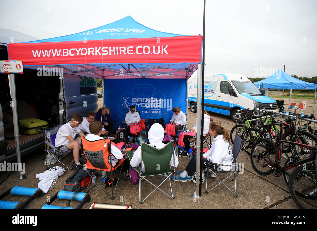 Mitglieder des britischen Radfahren Yorkshire Teams bereiten für den Straßen-Radsport am zweiten Tag der Schule Spiele 2016 bei Prestwold Driving Center, Loughborough Stockfoto