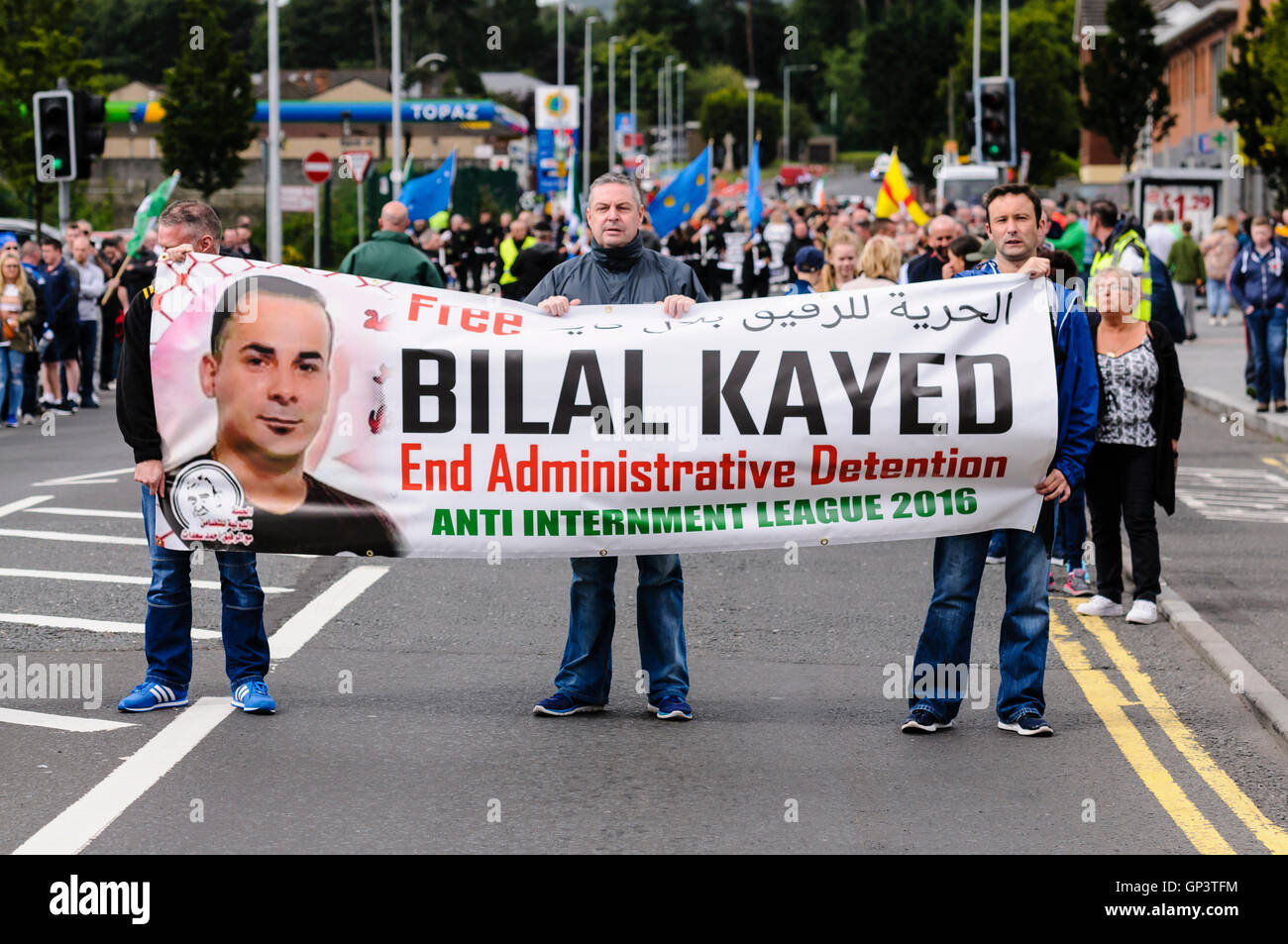 Drei Männer halten einen Banner zur Unterstützung von Bilal Kayed, ein palästinensischer Gefangenen, denen sie behaupten, ist durch die israelische Regierung ohne Anklage inhaftiert und wer hat einen selbst auferlegten Hungerstreik begonnen (und anschließend beendet) Stockfoto