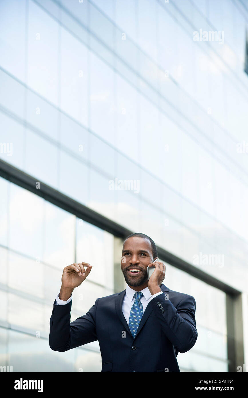 Geschäftsmann am Handy sprechen und Lächeln im freien Stockfoto
