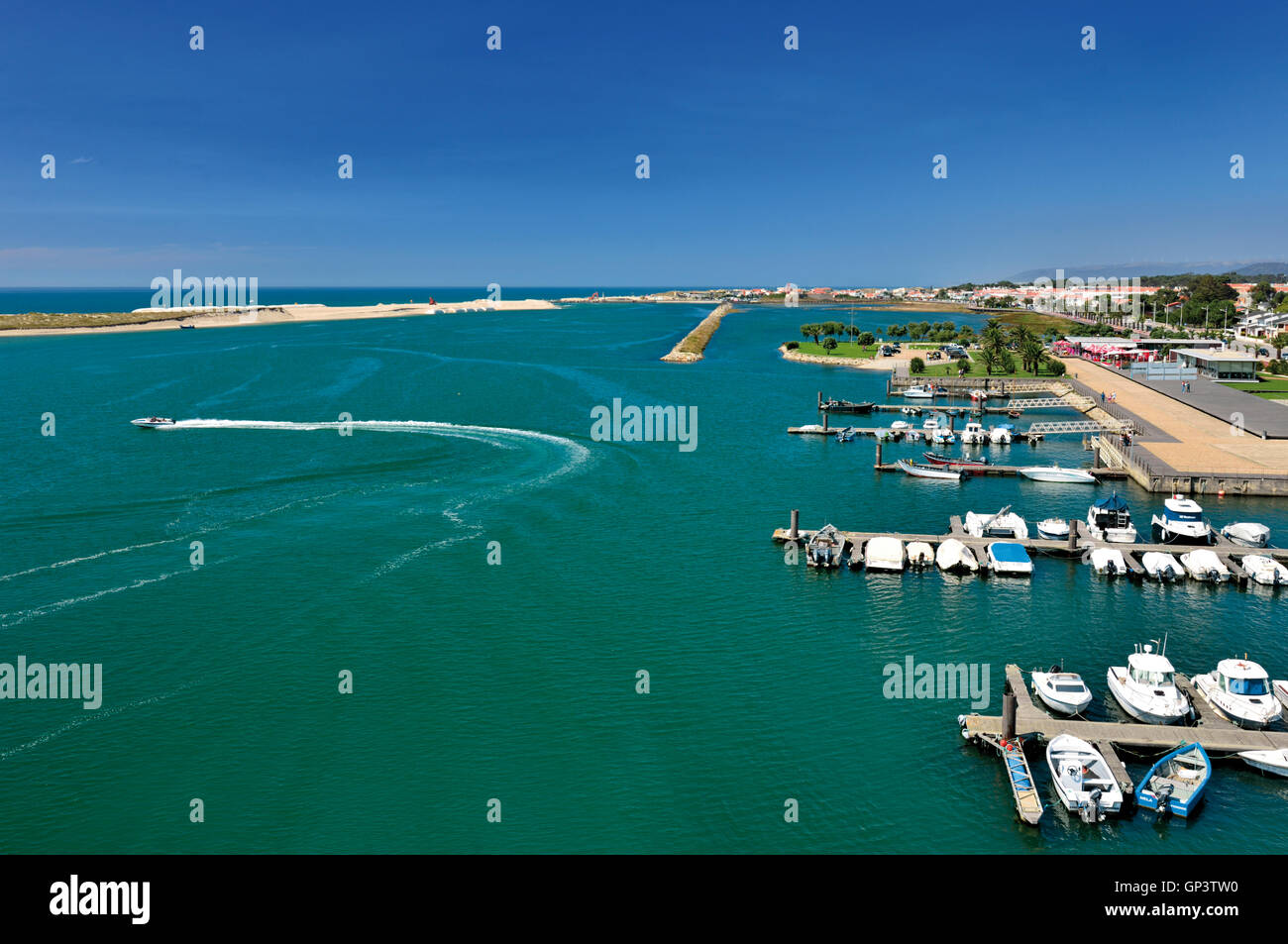 Portugal: Blick auf die Mündung des Flusses Cávado mit kleinen Jachthafen in Esposende Stockfoto