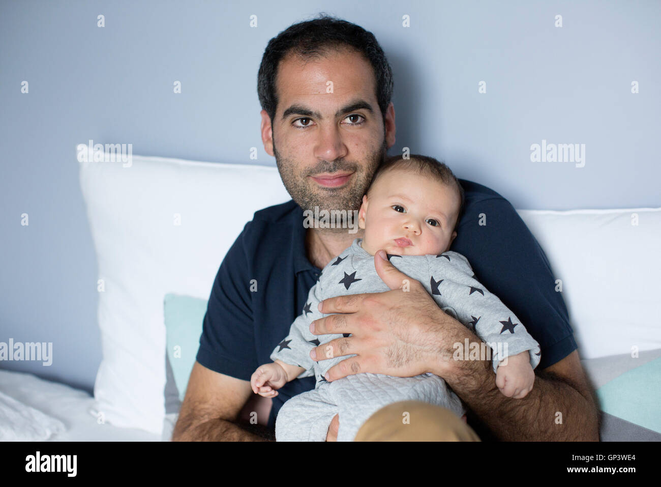 Vater mit Baby, Porträt Stockfoto