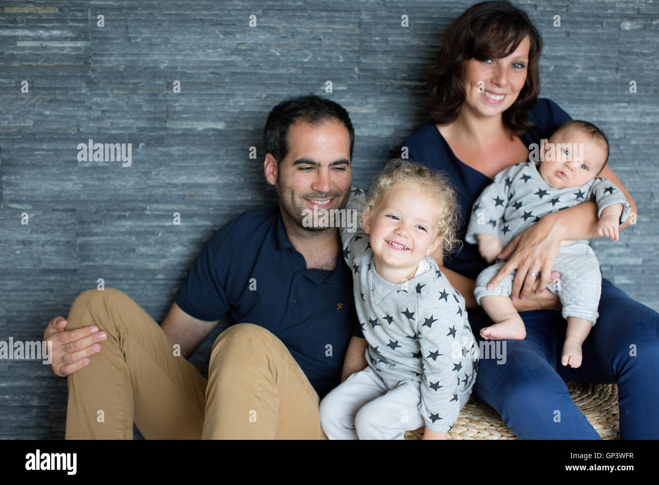 Familie mit zwei kleinen Kindern, Porträt Stockfoto