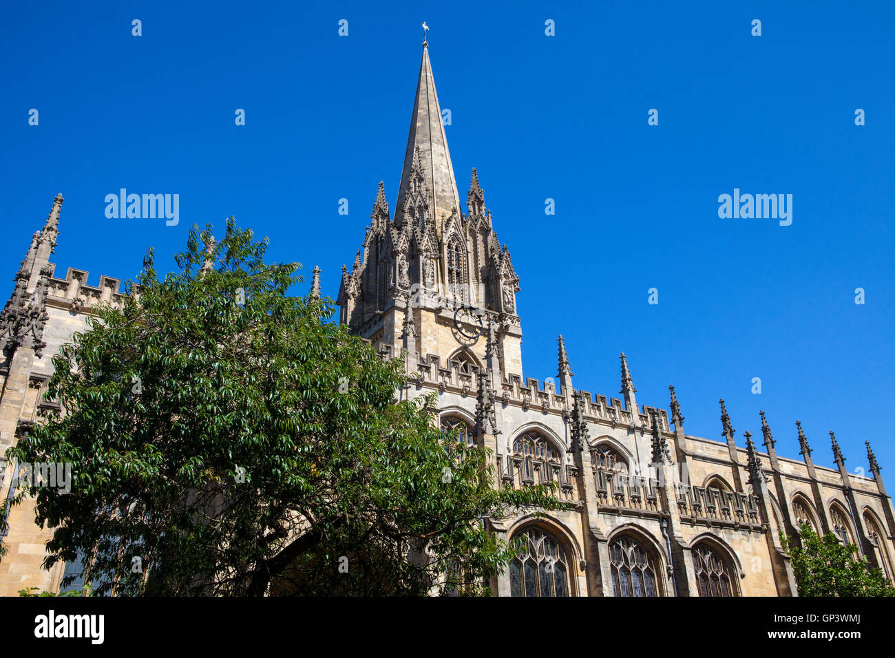 Die beeindruckende gotische Architektur von der Universität St. Marienkirche Jungfrau in Oxford, England. Stockfoto