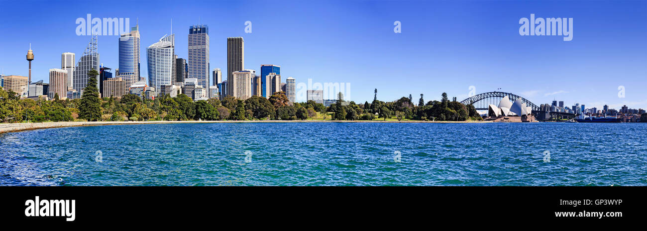 Breites Panorama des Hafens von Sydney mit Hochhäusern und Royal Botanic Garden gesehen über Bucht an einem sonnigen Tag. Stockfoto