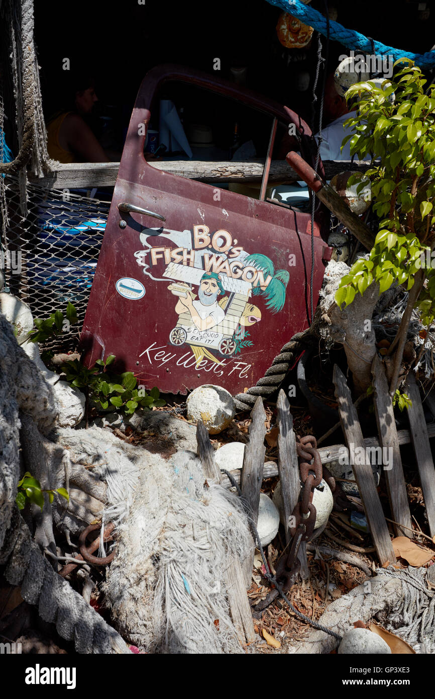Alte LKW-Tür mit einem Schild für b.o. Fisch Wagon Restaurant gemalt. Stockfoto