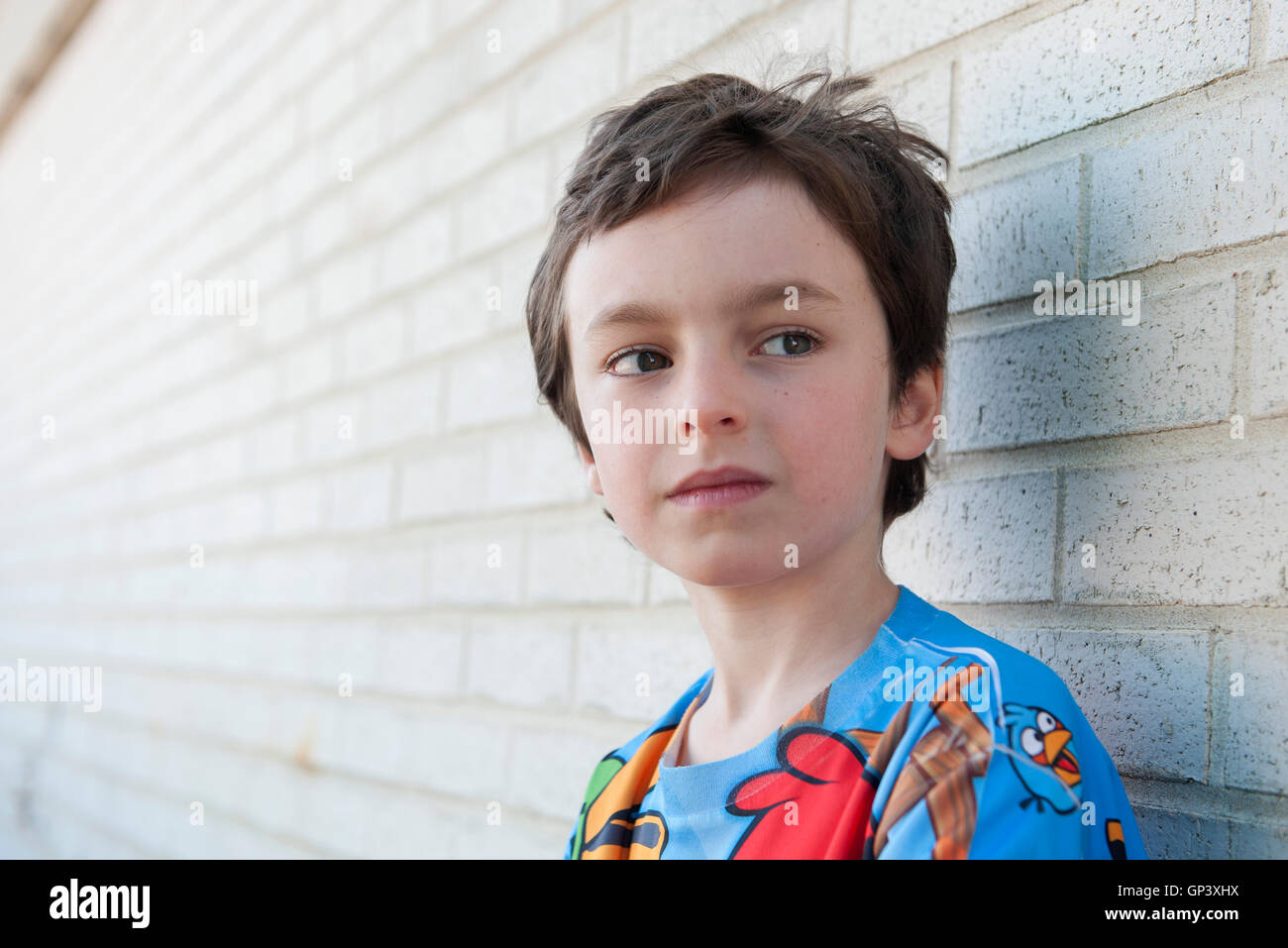 Junge wegsehen in Gedanken, Porträt Stockfoto