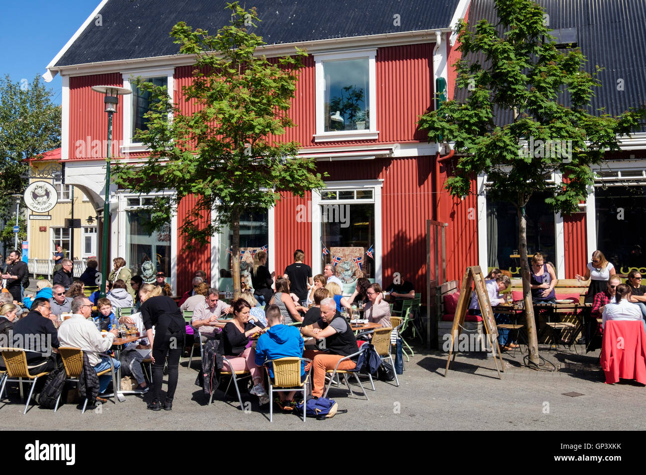 Saeta svínið Gaststätte Restaurant in der Innenstadt von Stadtzentrum besetzt mit Besucher genießen Essen auf einem sonnigen Tag im Sommer, Sonnenschein. Reykjavik Island Stockfoto