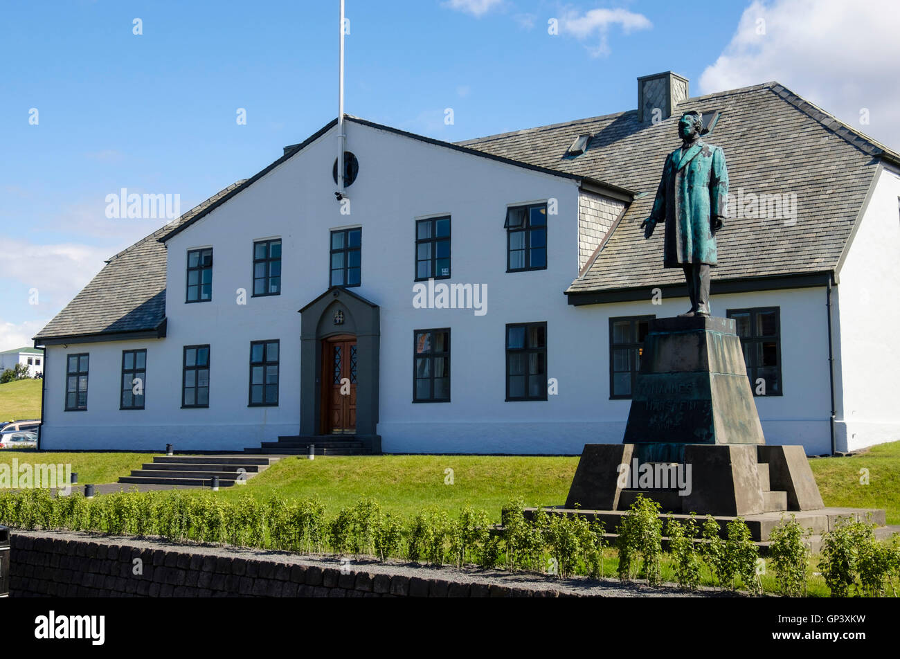 Stjornarradid Government House (Amt des Ministerpräsidenten) und Hannes Hafstein Statue von Einar Jónsson. Reykjavik Island Stockfoto