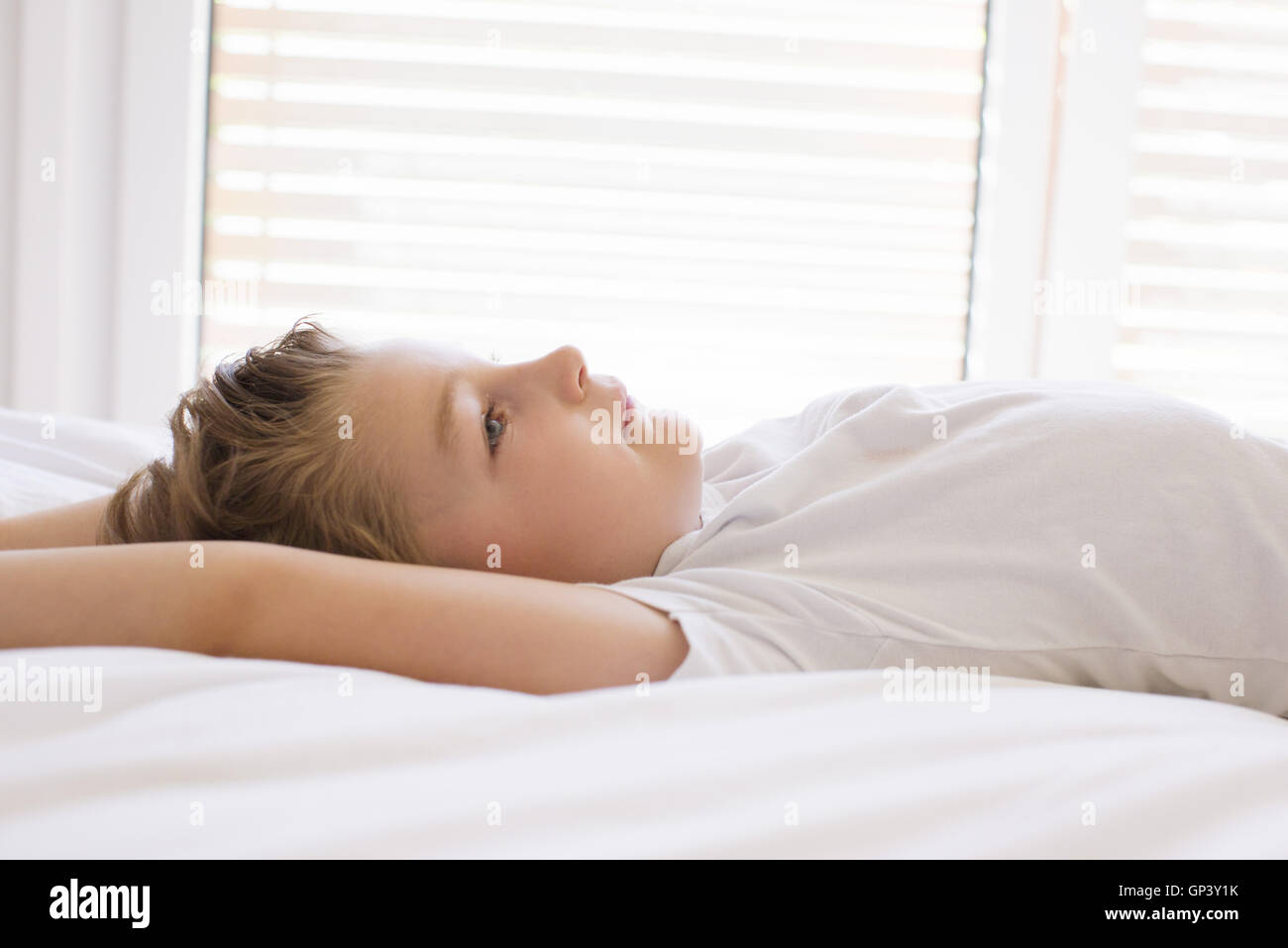 Entspannen Sie sich auf Bett junge Stockfoto