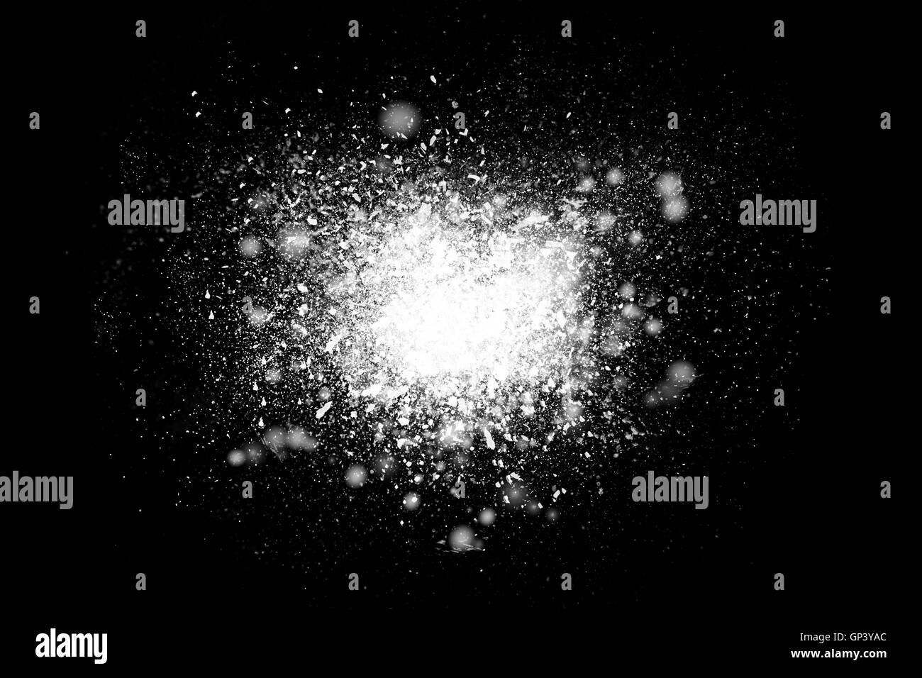 Frieren Sie Bewegung der explodierenden weißen Pulvers, isoliert auf schwarz, dunklen Hintergrund. Abstrakte Muster der Staubwolke. Partikel-Explosion, Stockfoto