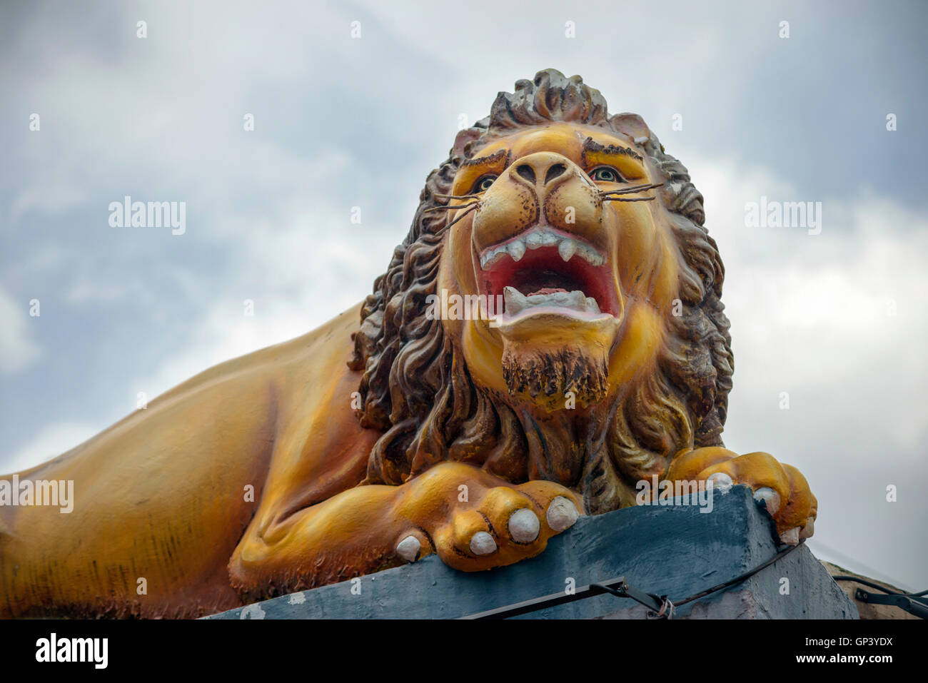 Wache Löwe Skulptur an der Wand des berühmten Sri Mariamman-Tempel befindet sich in Chinatown von Singapur Stockfoto