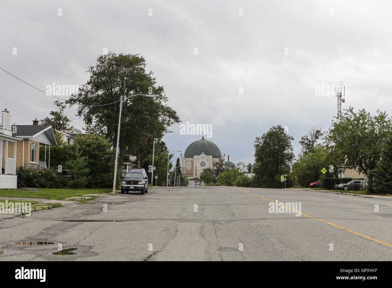 Die heilige Teresa von Avila Kathedrale (Dom Sainte-Therese Avila) ist am Ende einer sehr breiten Wohnstraße in abgebildet. Stockfoto Die heilige Teresa von Avila Kathedrale (Dom Sainte-Therese Avila) ist am Ende einer sehr breiten Wohnstraße in abgebildet. Stockfoto