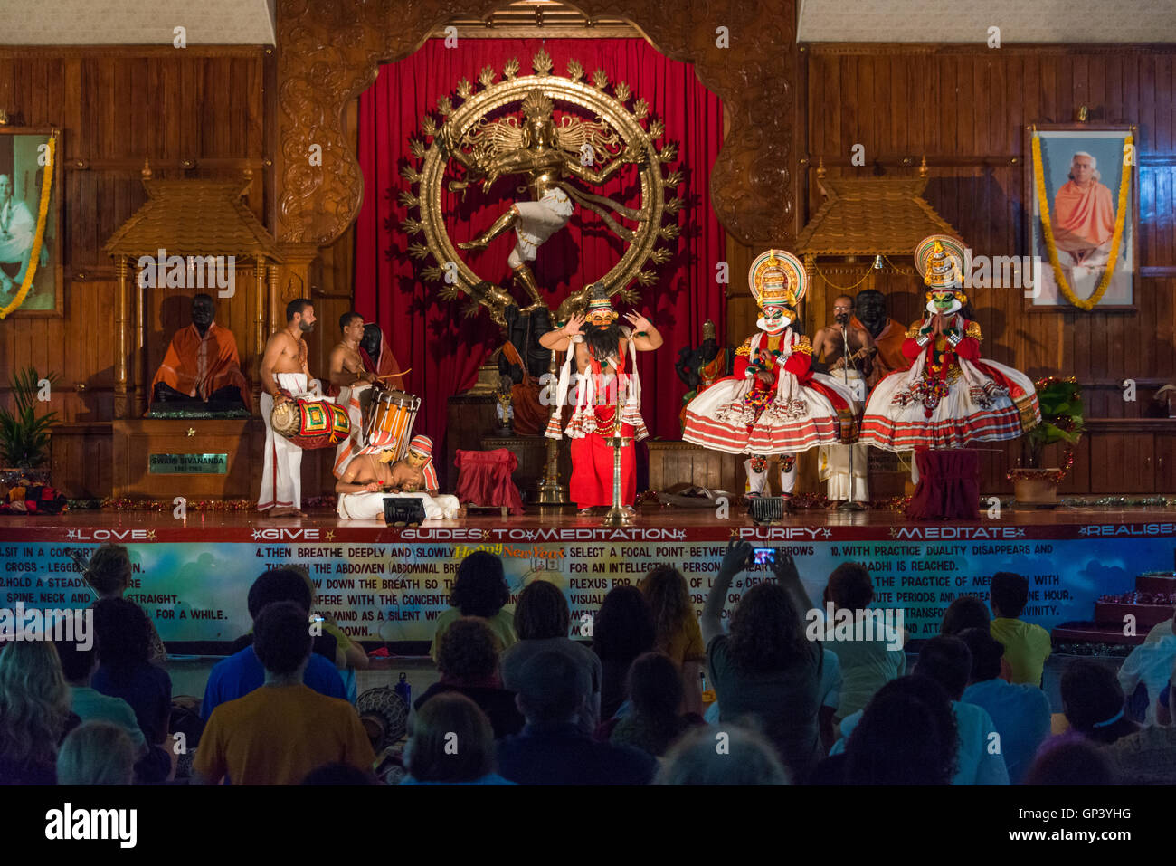 Eine Kathakali Leistung im Sivananda Ashram in Neyyardam, Kerala Stockfoto