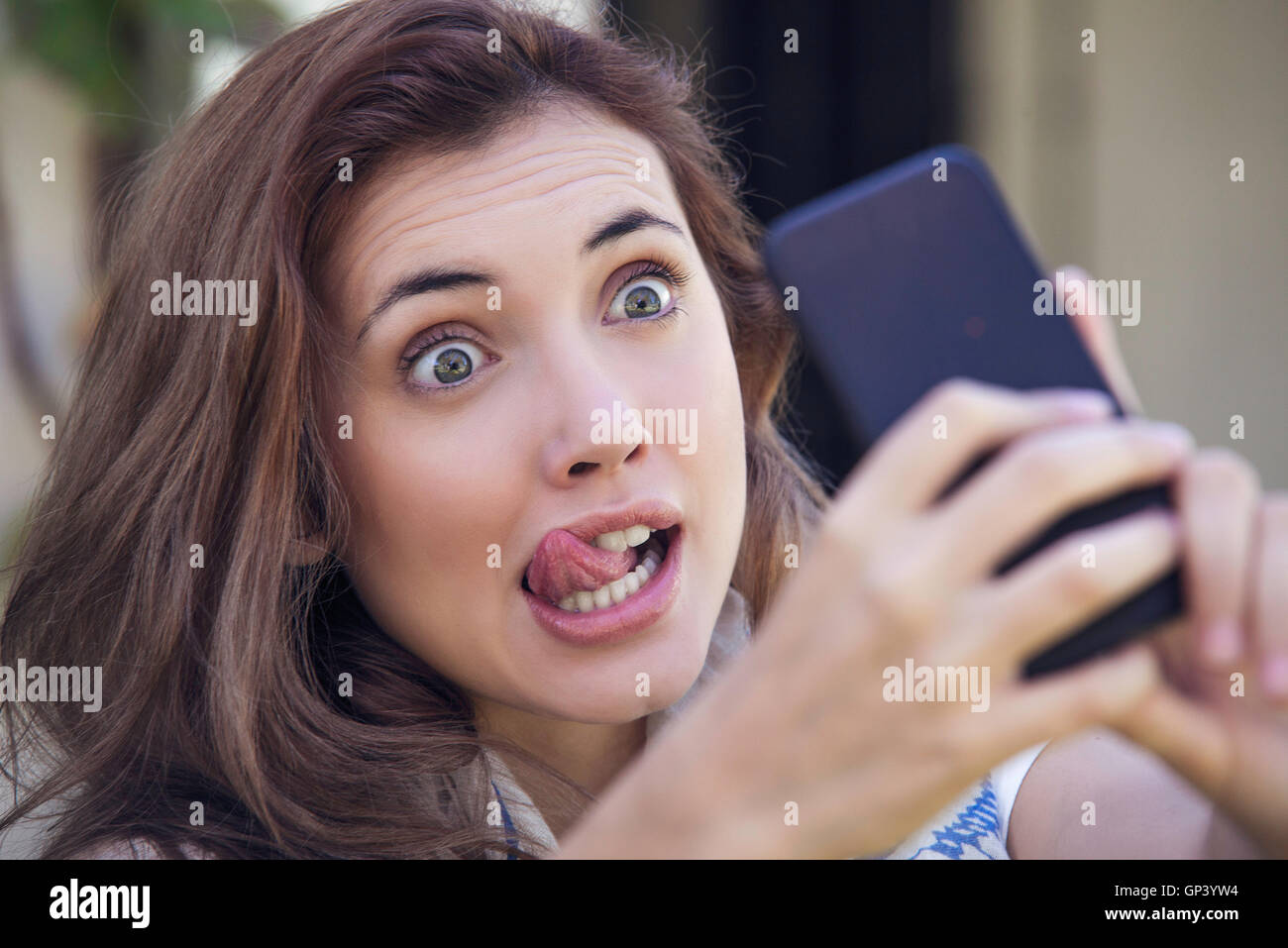 Frau Grimassen während der Einnahme von selfie Stockfoto