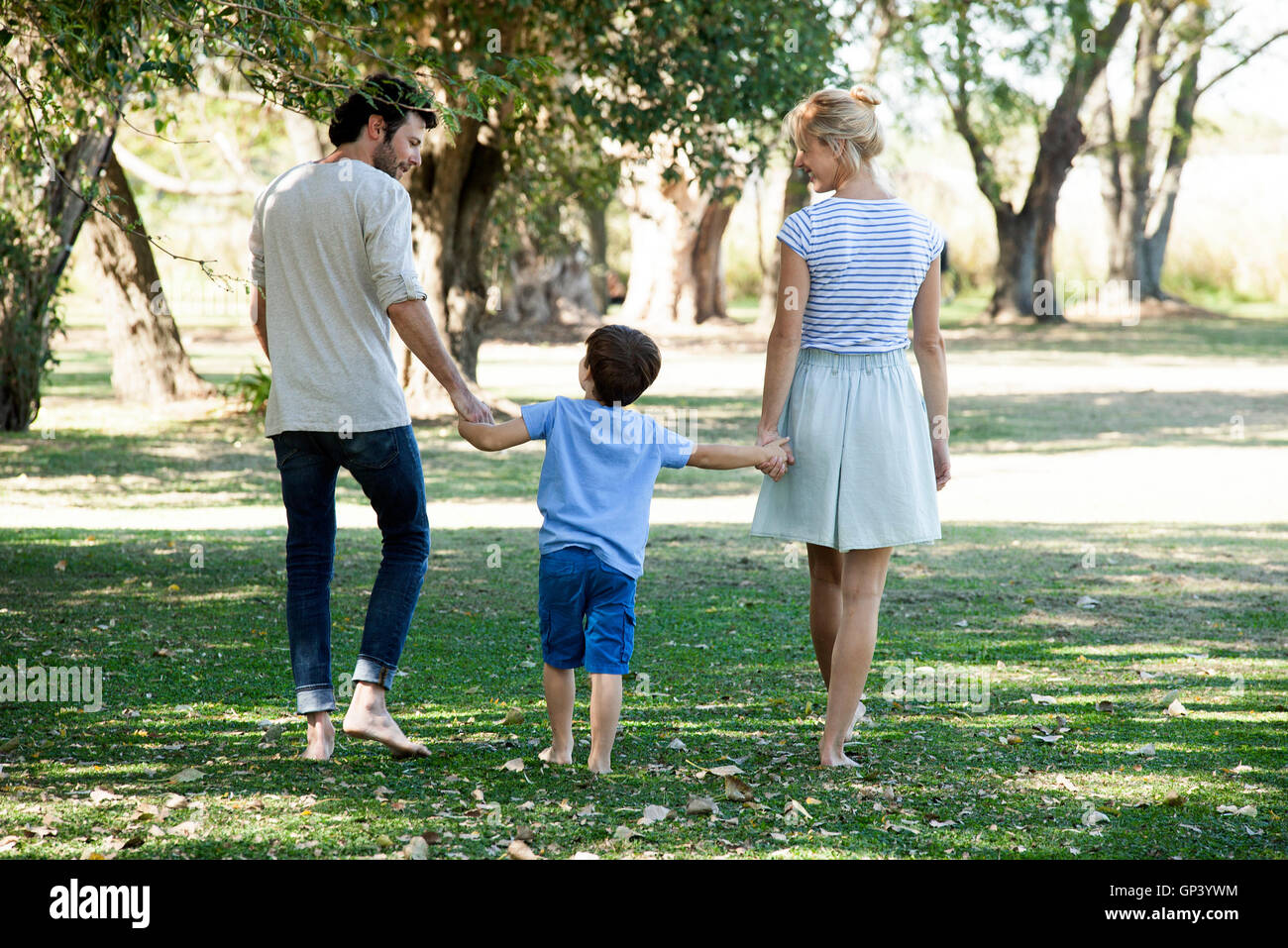 Familie mit einem Kind Spaziergang im freien zusammen Stockfoto