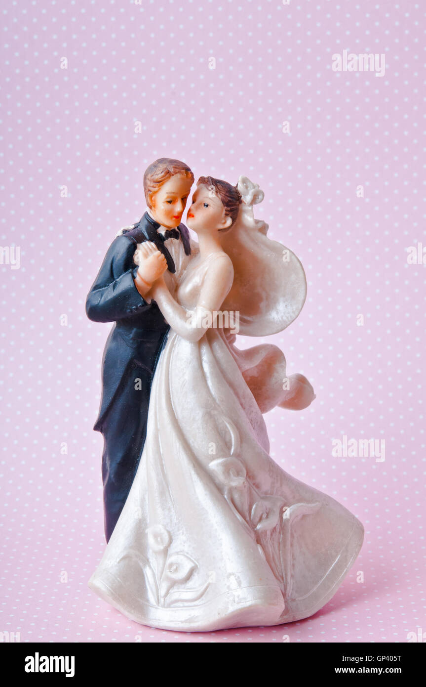 heterosexuelle Braut und Bräutigam Kuchen topper Stockfoto