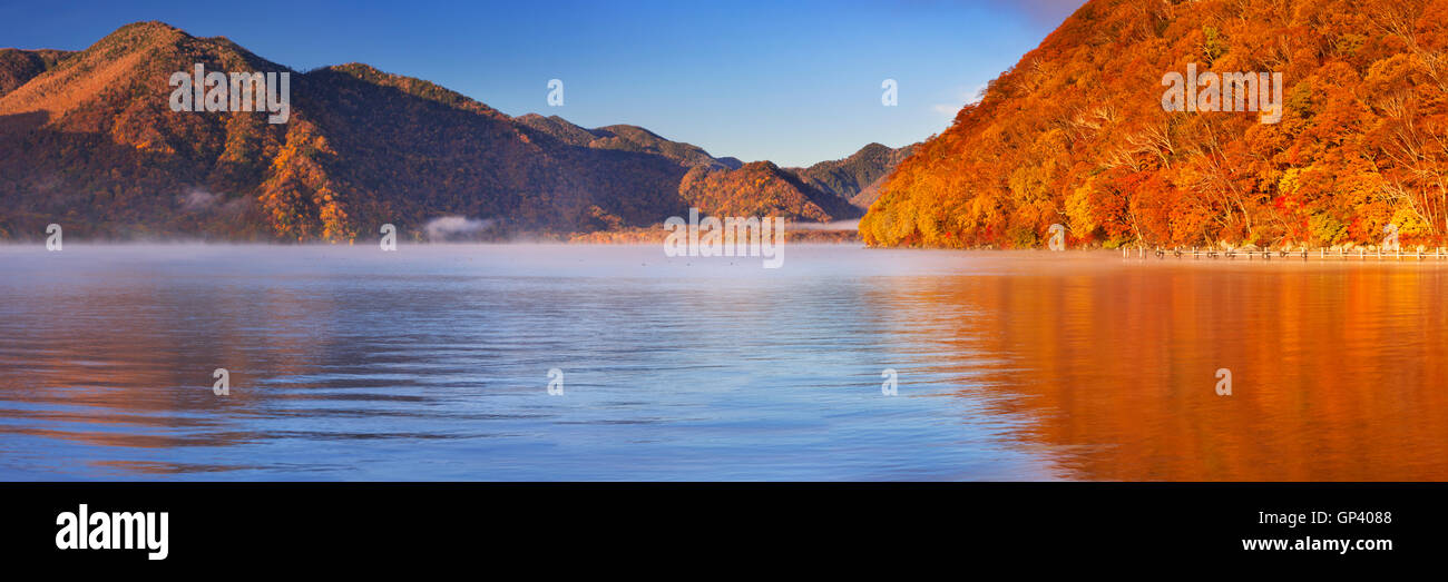 See Chuzenji (Chuzenjiko, 中禅寺湖) in der Nähe von Nikko in Japan. Fotografiert an einem schönen noch morgen im Herbst. Stockfoto