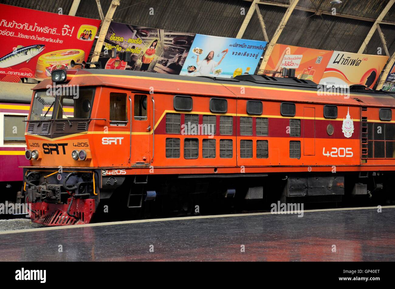 Thai Eisenbahnen dieselelektrische Lok Parken am Bahnhof Hua Lamphong Bangkok Thailand Stockfoto