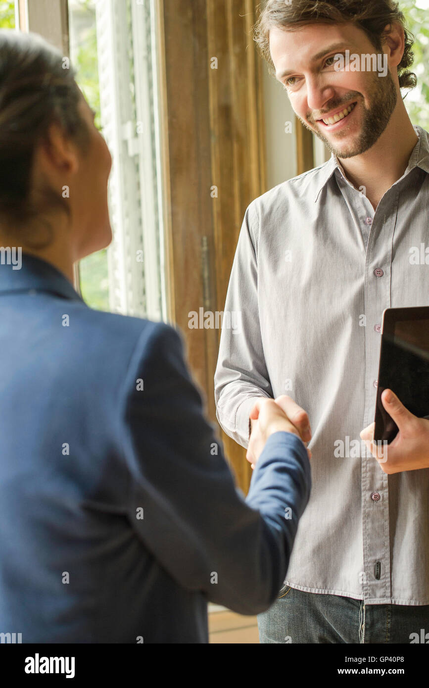 Client Händeschütteln mit Verkäufer Stockfoto