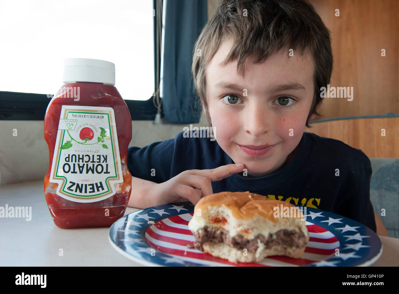 Junge mit Hamburger, Porträt Stockfoto