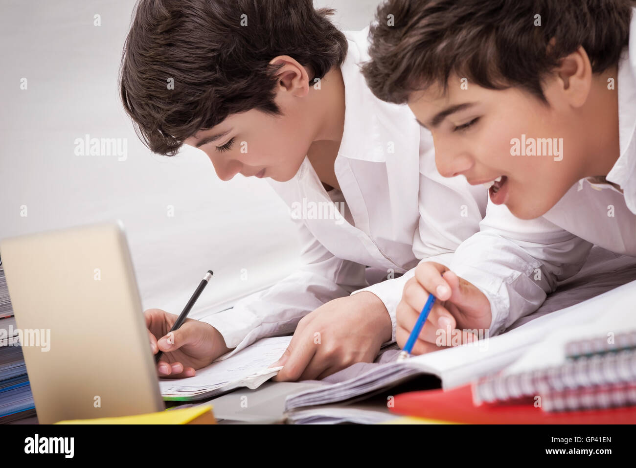 Klassenkameraden zu Hause zusammen Hausaufgaben, lösen schwierige Aufgabe, Vorbereitung auf Prüfungen, mit Freude studieren in der Schule Stockfoto